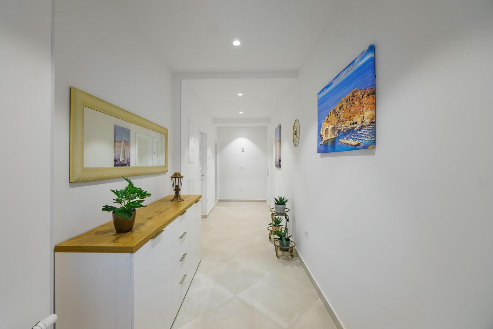 L&l With Swimming Pool And Seaview Apartman