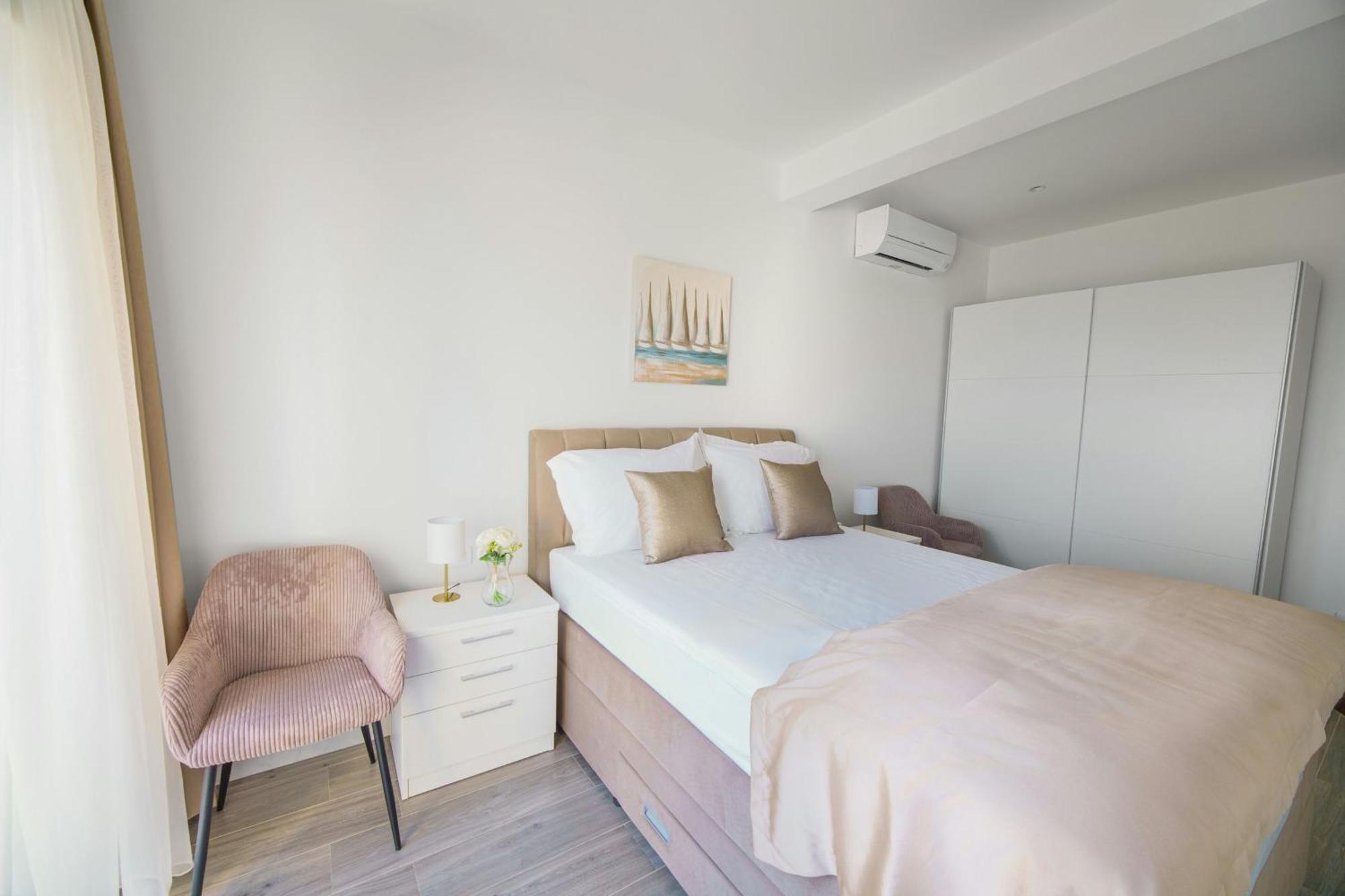 L&l With Swimming Pool And Seaview Apartman Split