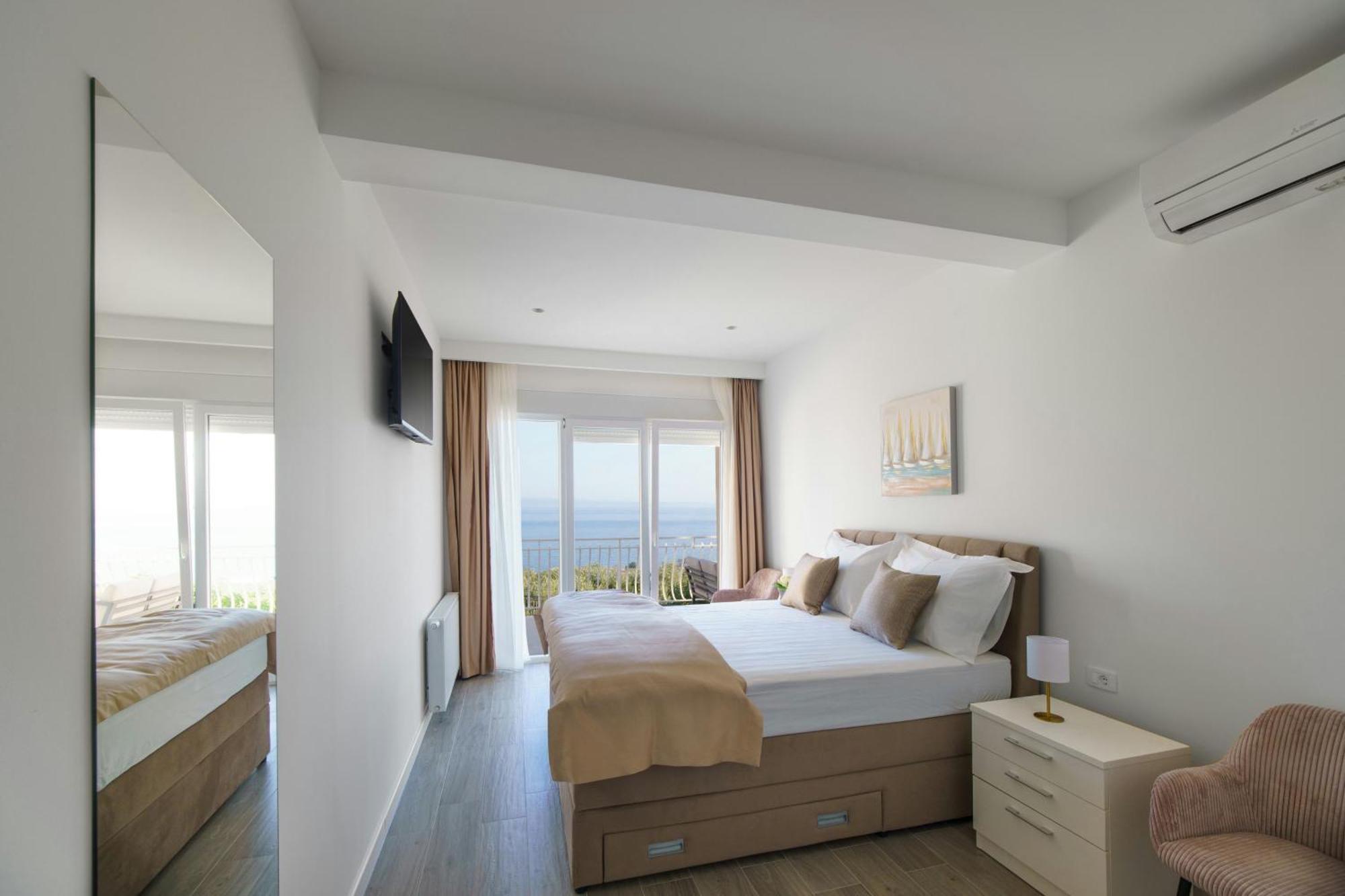L&l With Swimming Pool And Seaview Apartman