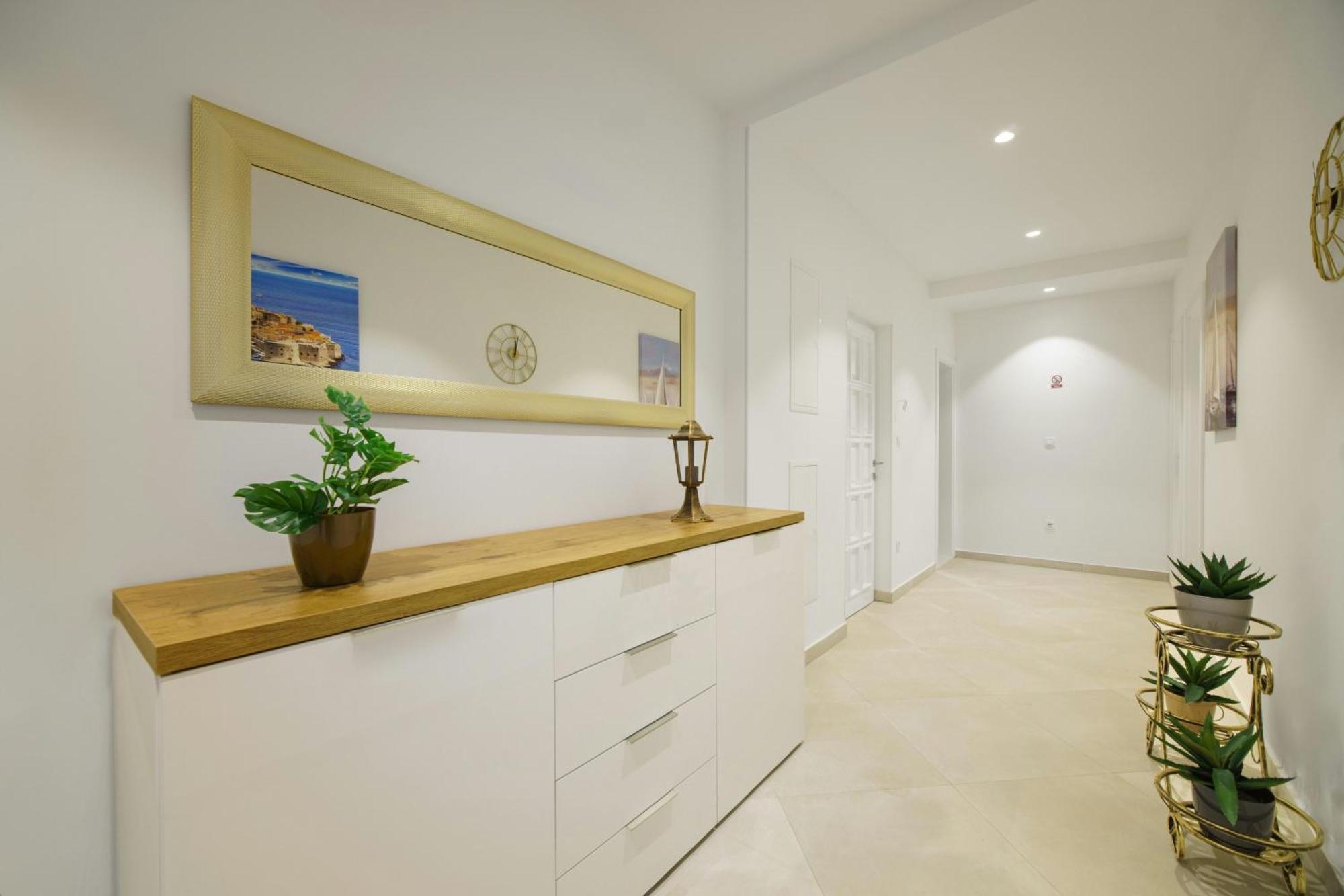 L&l With Swimming Pool And Seaview Apartman *
