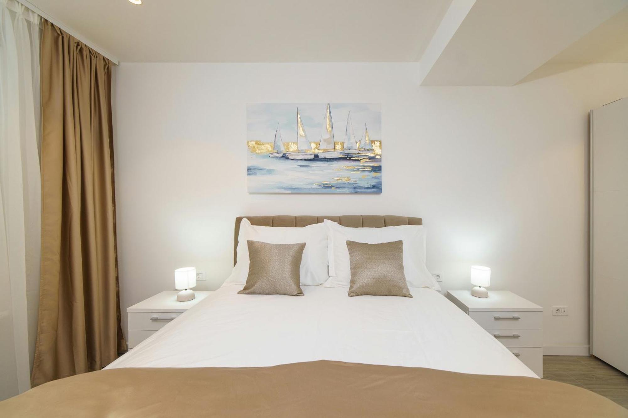 L&l With Swimming Pool And Seaview Apartman Split