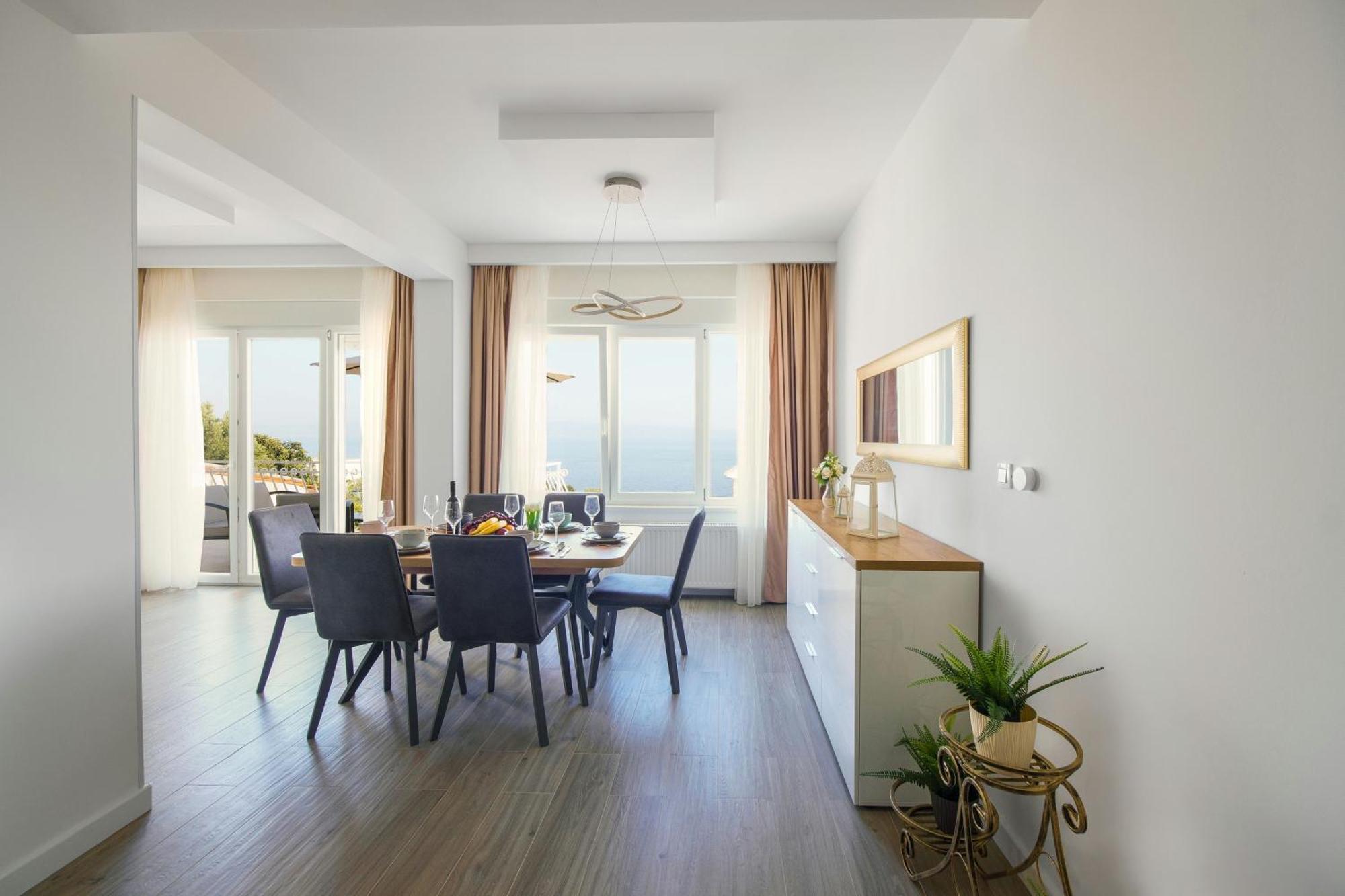 Apartman L&l With Swimming Pool And Seaview Split