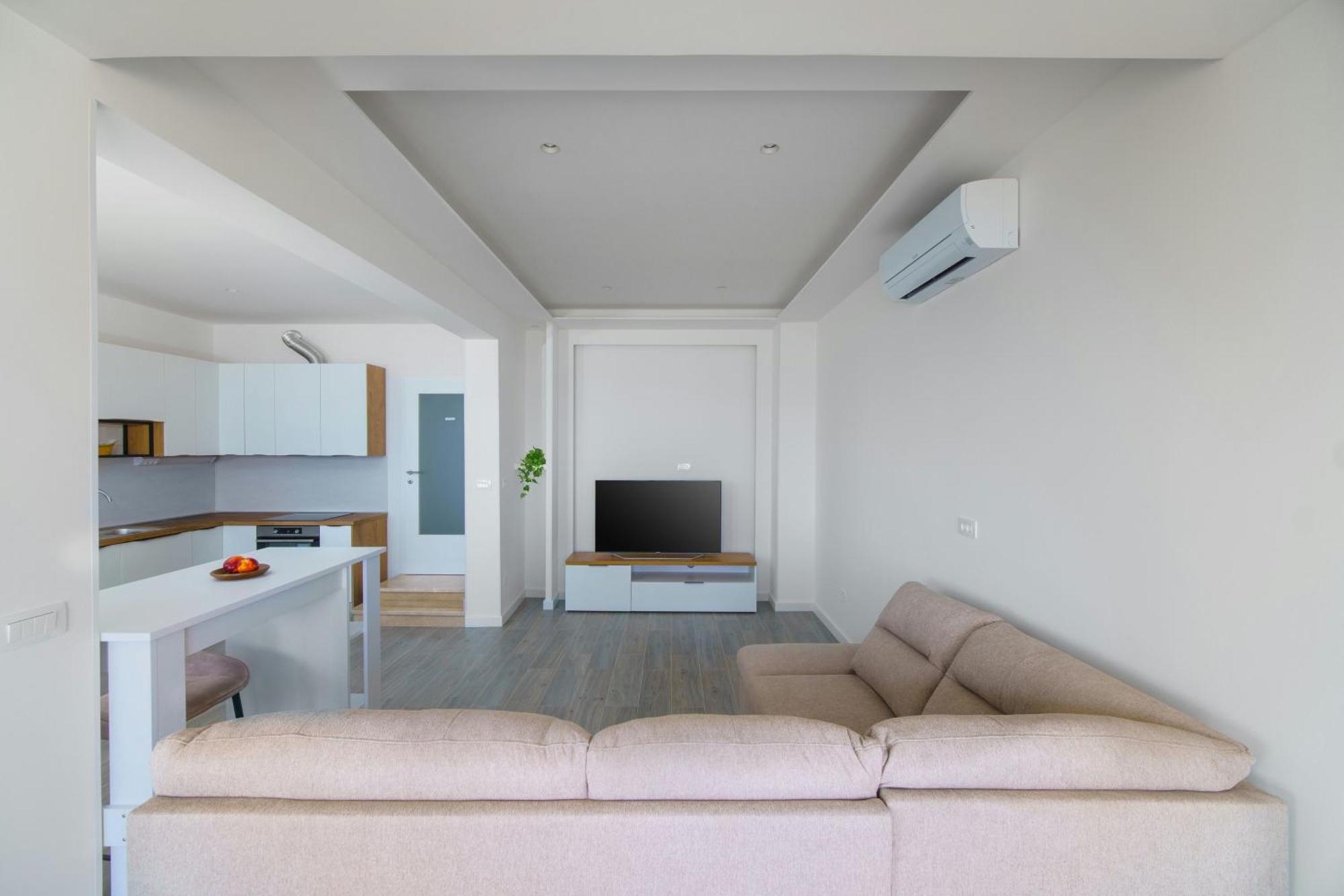 L&l With Swimming Pool And Seaview Apartman Split