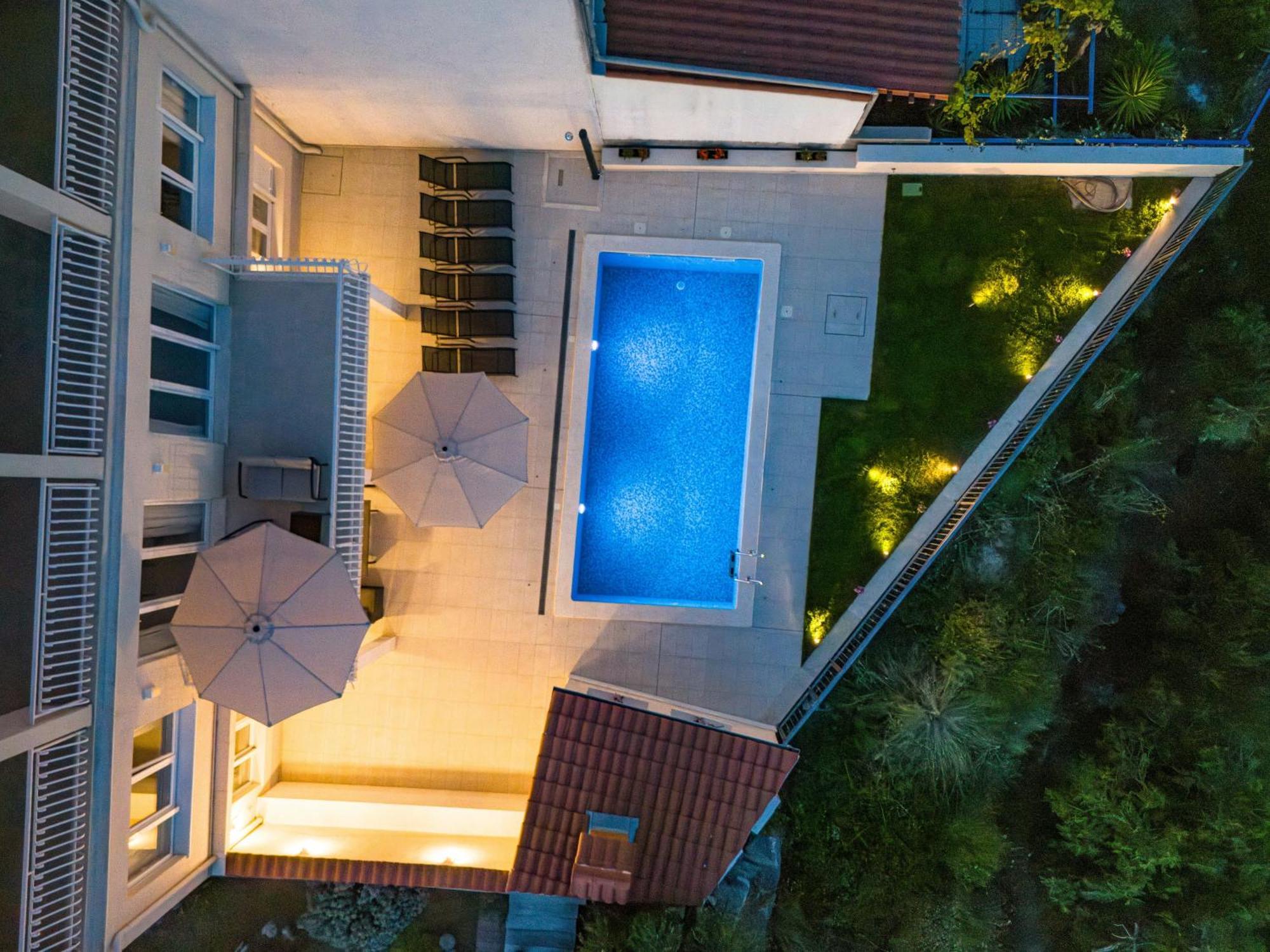 L&l With Swimming Pool And Seaview *