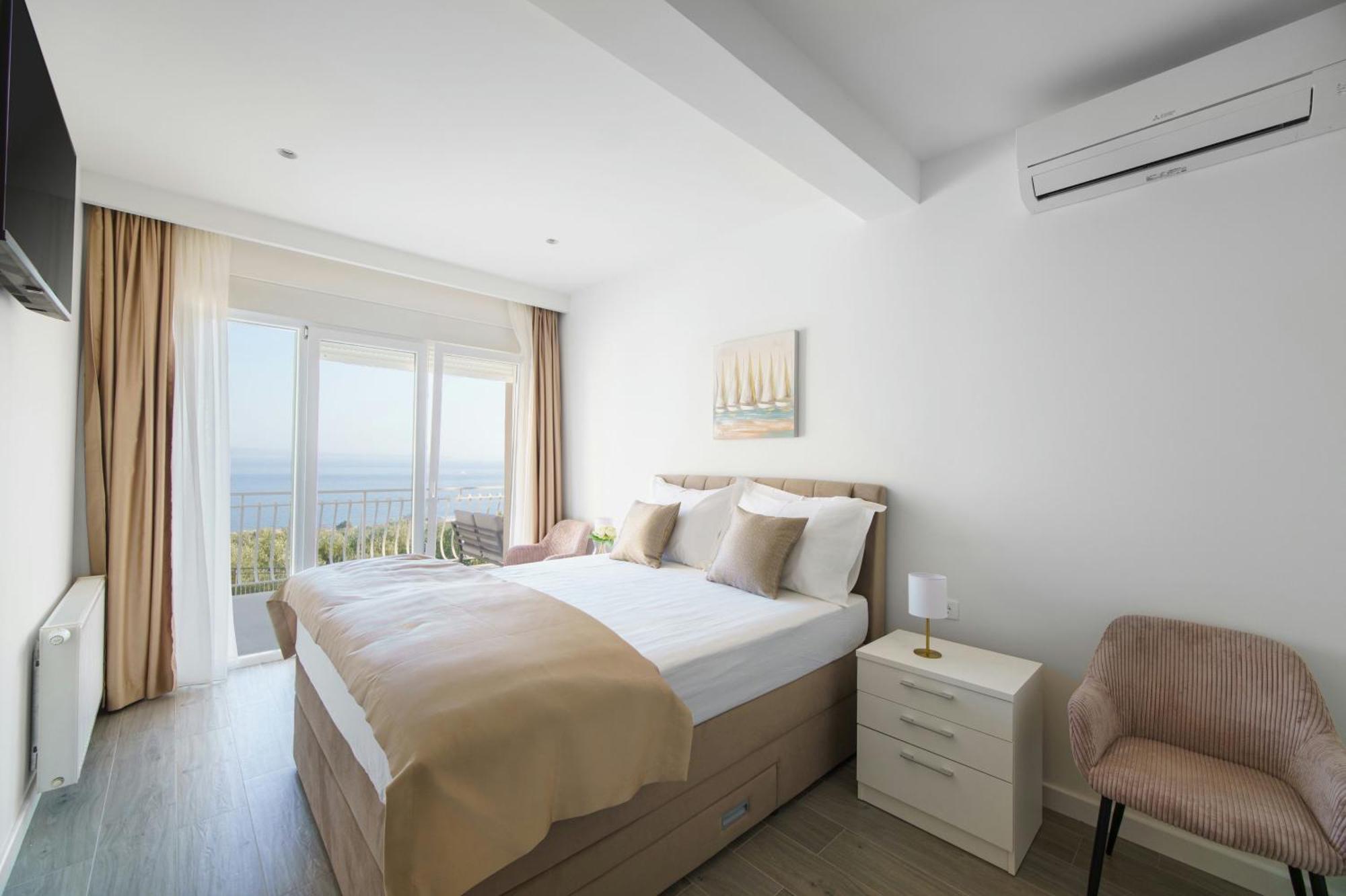 L&l With Swimming Pool And Seaview Apartman Split