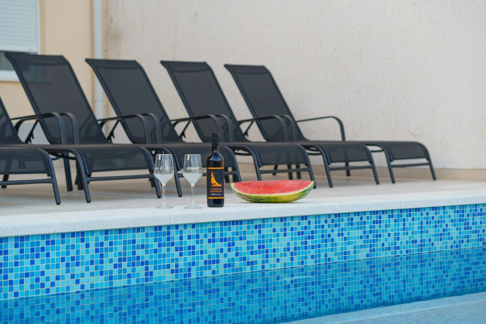 L&l With Swimming Pool And Seaview Apartman Split