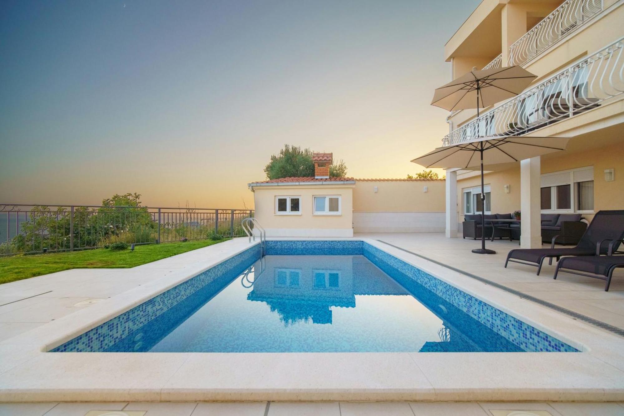 Apartman L&l With Swimming Pool And Seaview