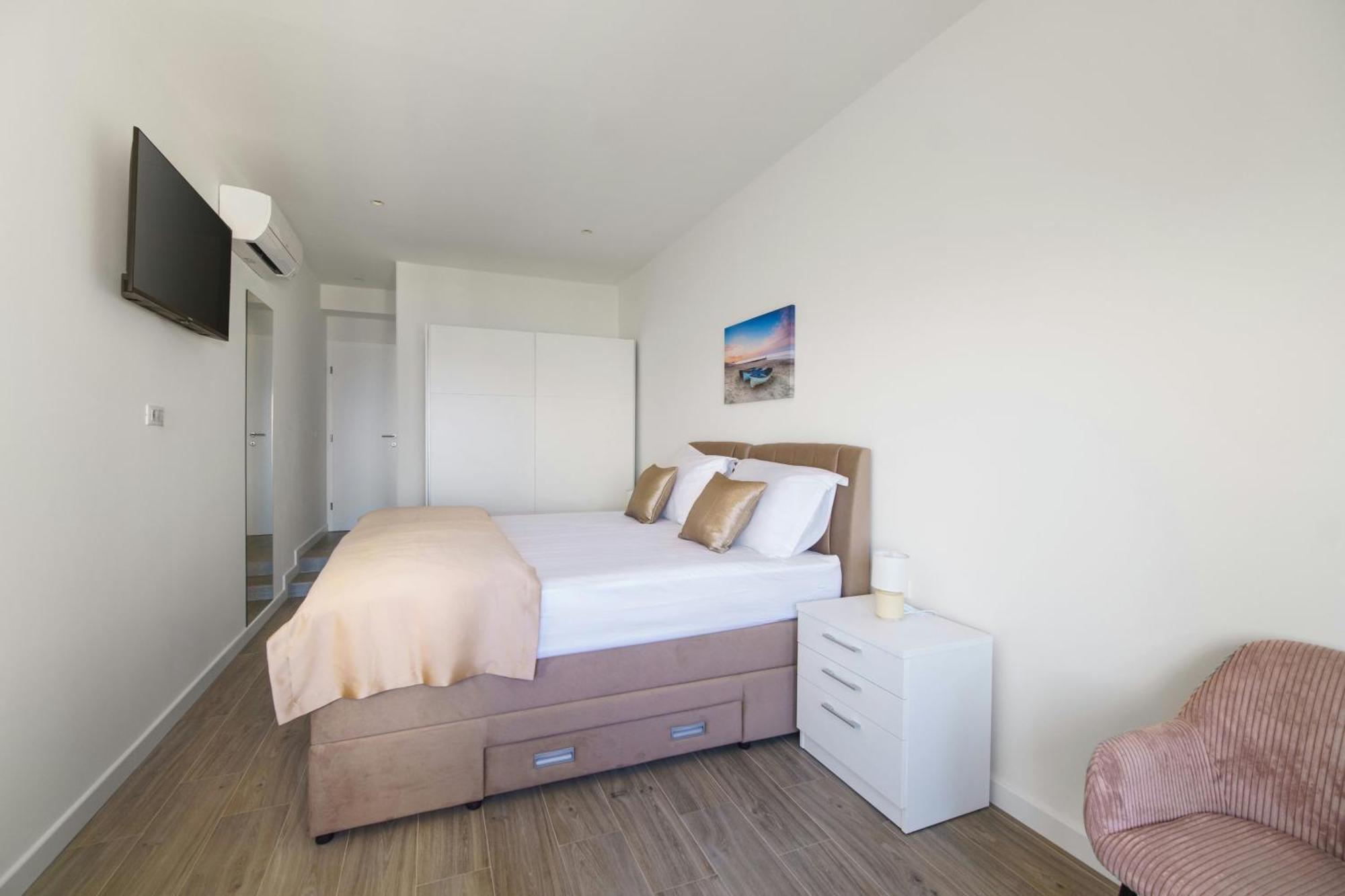 L&l With Swimming Pool And Seaview Apartman