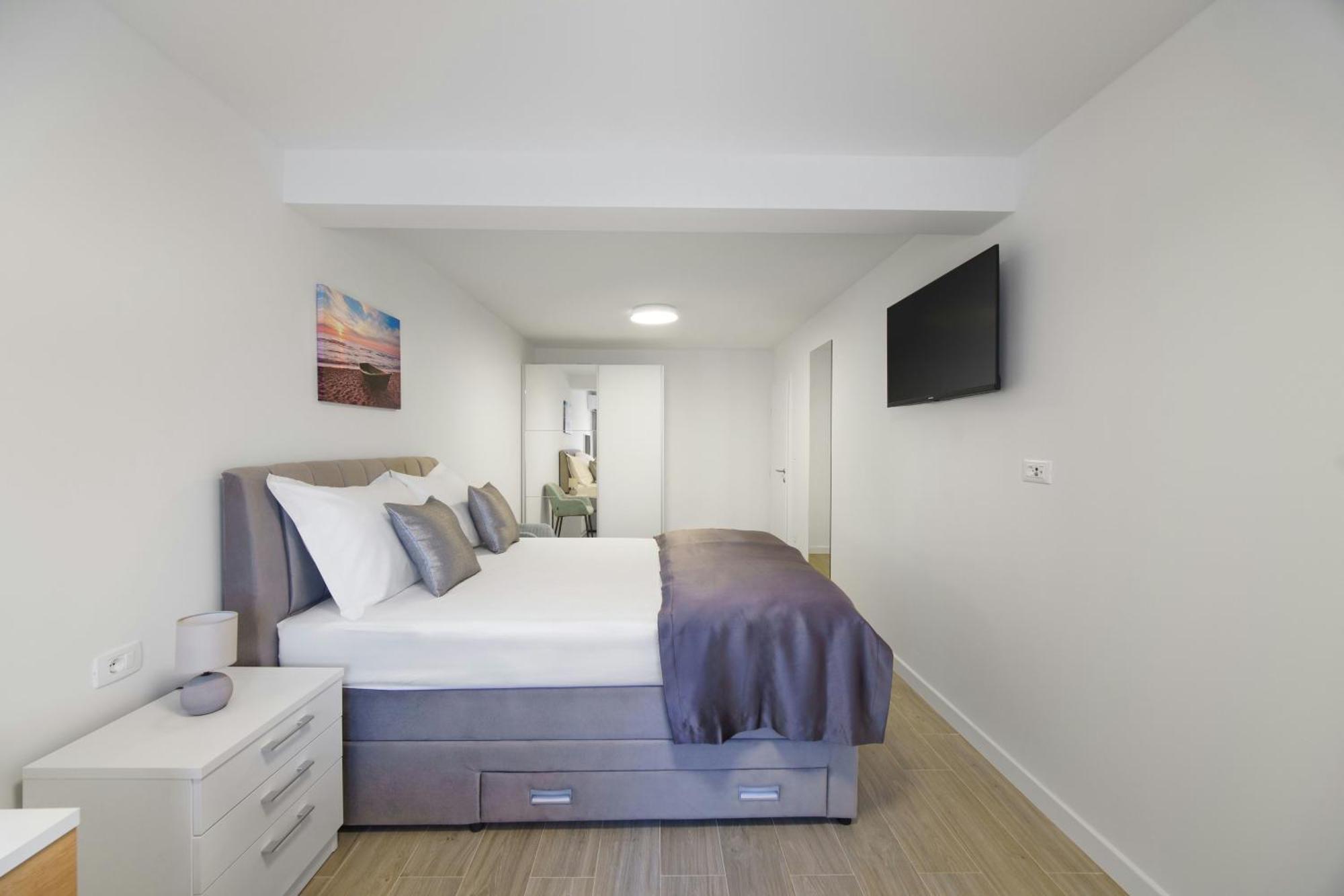 Apartman L&l With Swimming Pool And Seaview