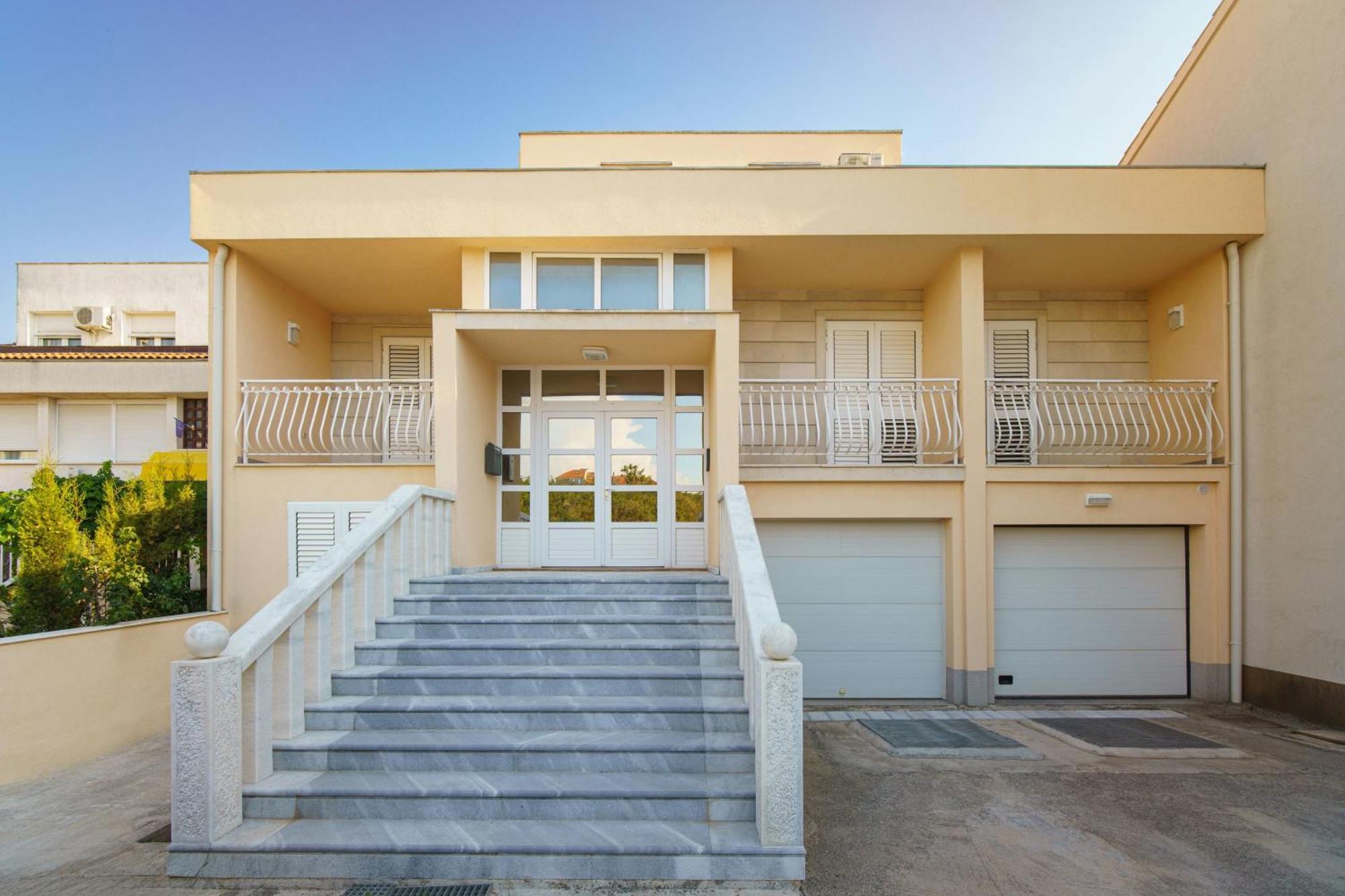 Apartman L&l With Swimming Pool And Seaview Split
