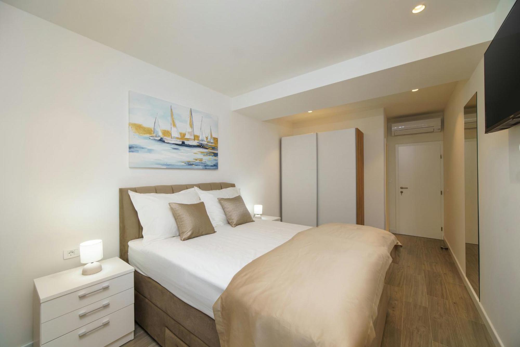 L&l With Swimming Pool And Seaview Apartman *